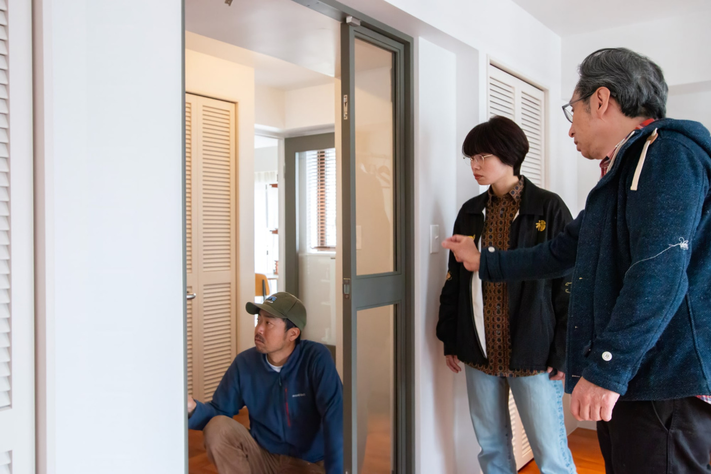 インタビュー中も、スチールドアの取り付けについて話し合いを始めてしまう3人。
