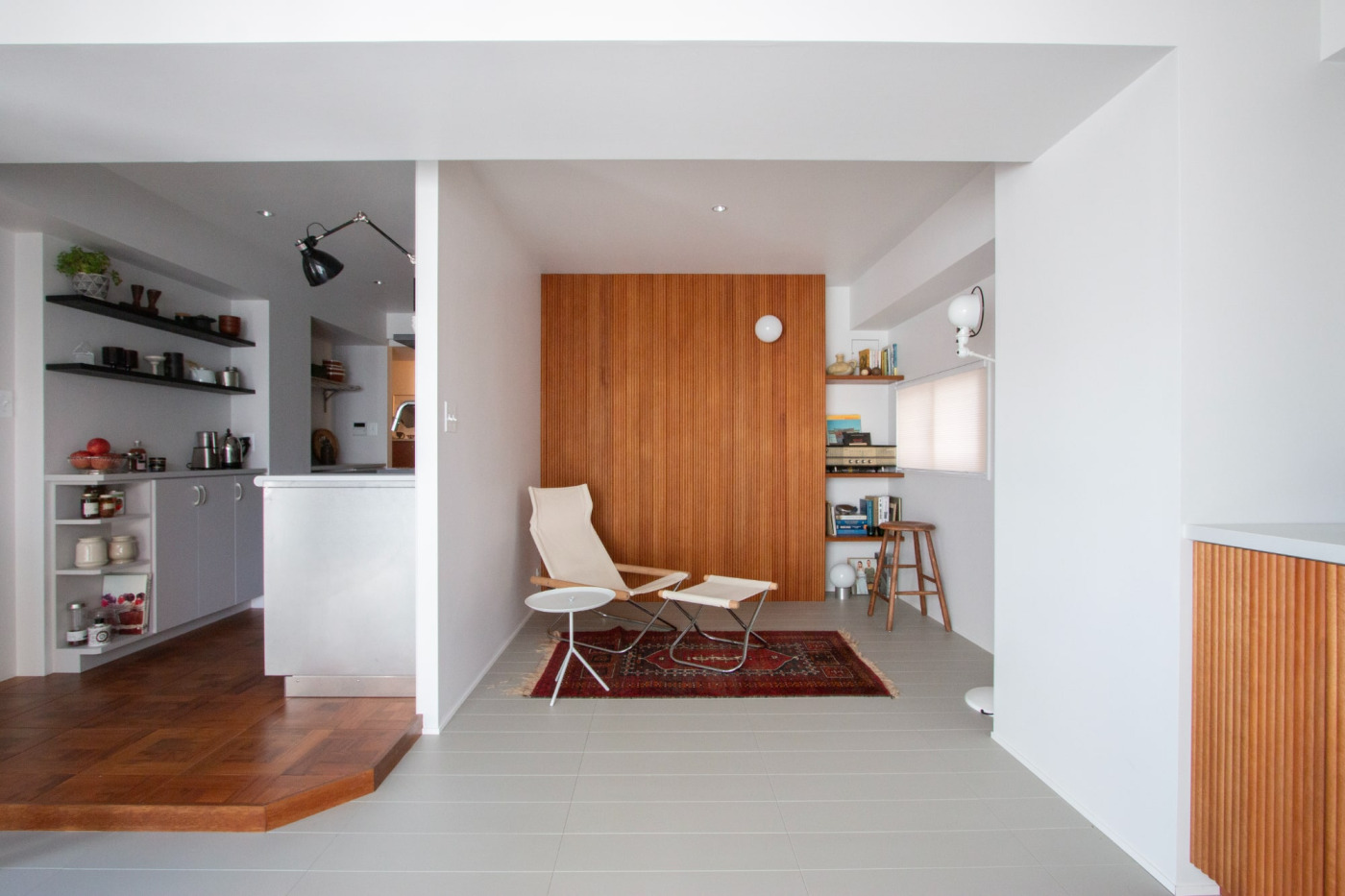 床に『チークウッドフローリング』、壁に『クラシックリブパネル』を取り入れた空間にぴったりハマったペイントフロア。