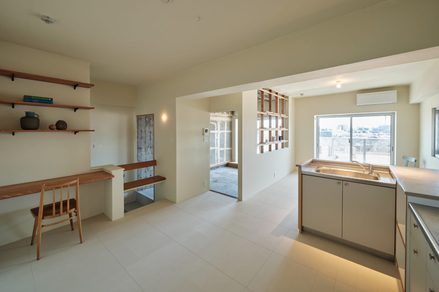 ペイントフロアの開発実験場でもあった『studyroom#1』。この時は既存のフローリングに溝を彫り、ベージュにペイントしました。（撮影：中村晃）