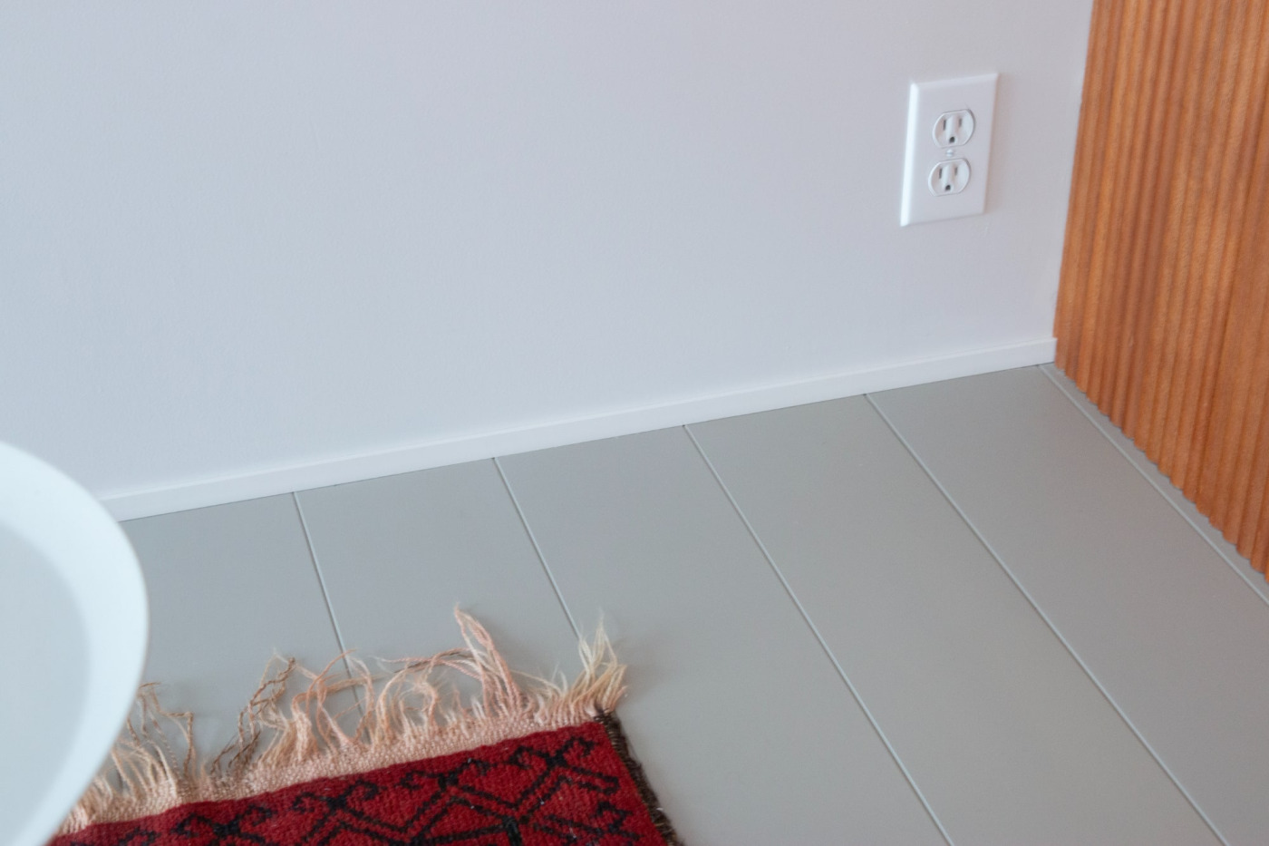 床材の収縮への対応や、施工上必要な隙間を隠すほか、掃除機から壁を保護する役割もある巾木。