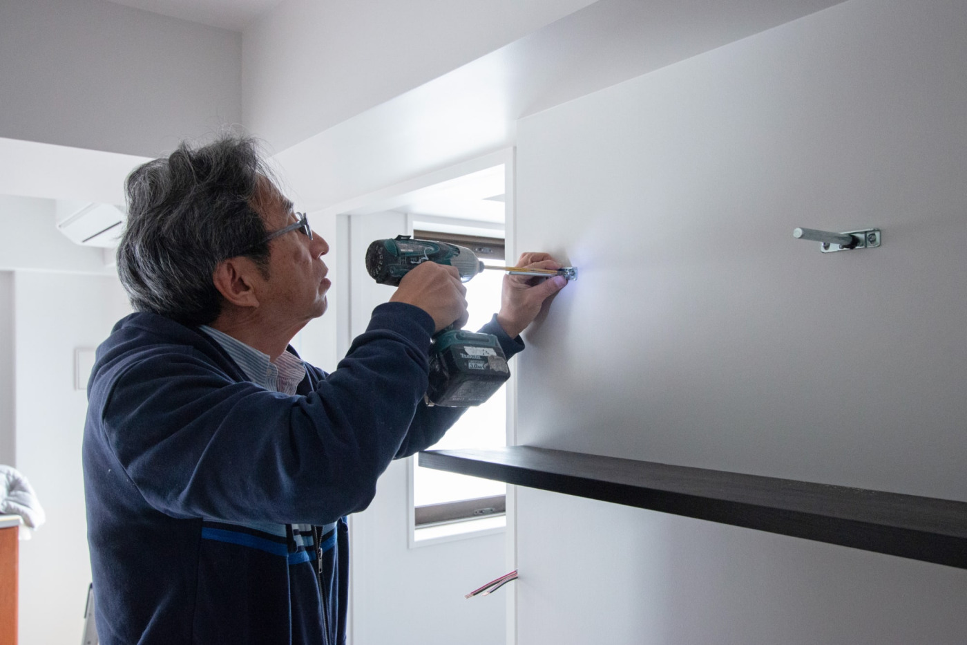 面で下地を入れた壁の仕上げ面から取り付けることができます。