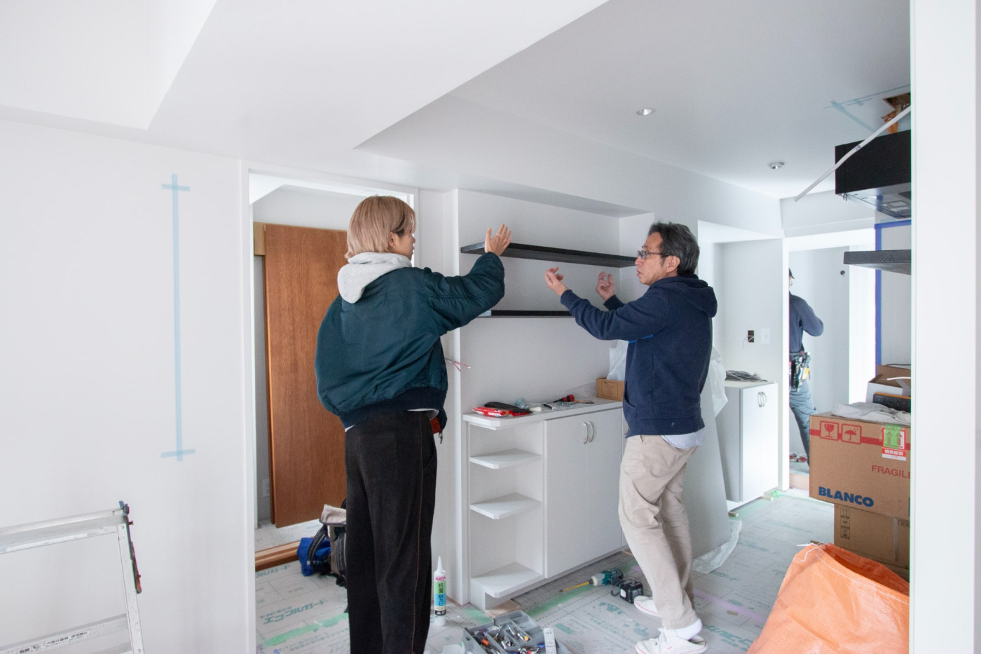 インロー棚のPRを担当する庄司に、施工方法を丁寧に解説する現場歴40年のベテラン・田井。