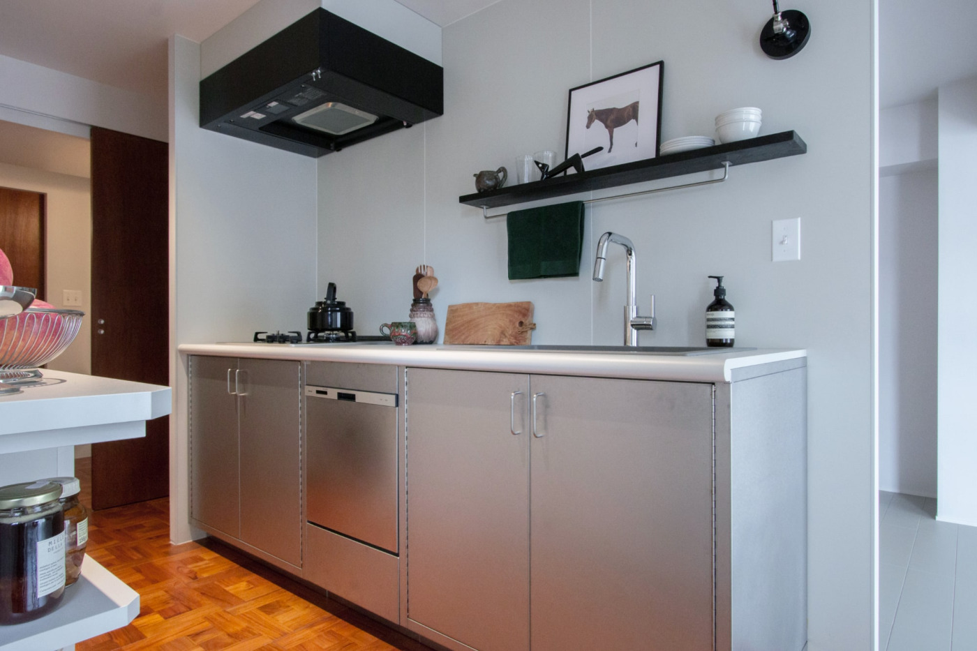 いかつい蝶番とバイブレーション仕上げの静かな表情のギャップが個性。