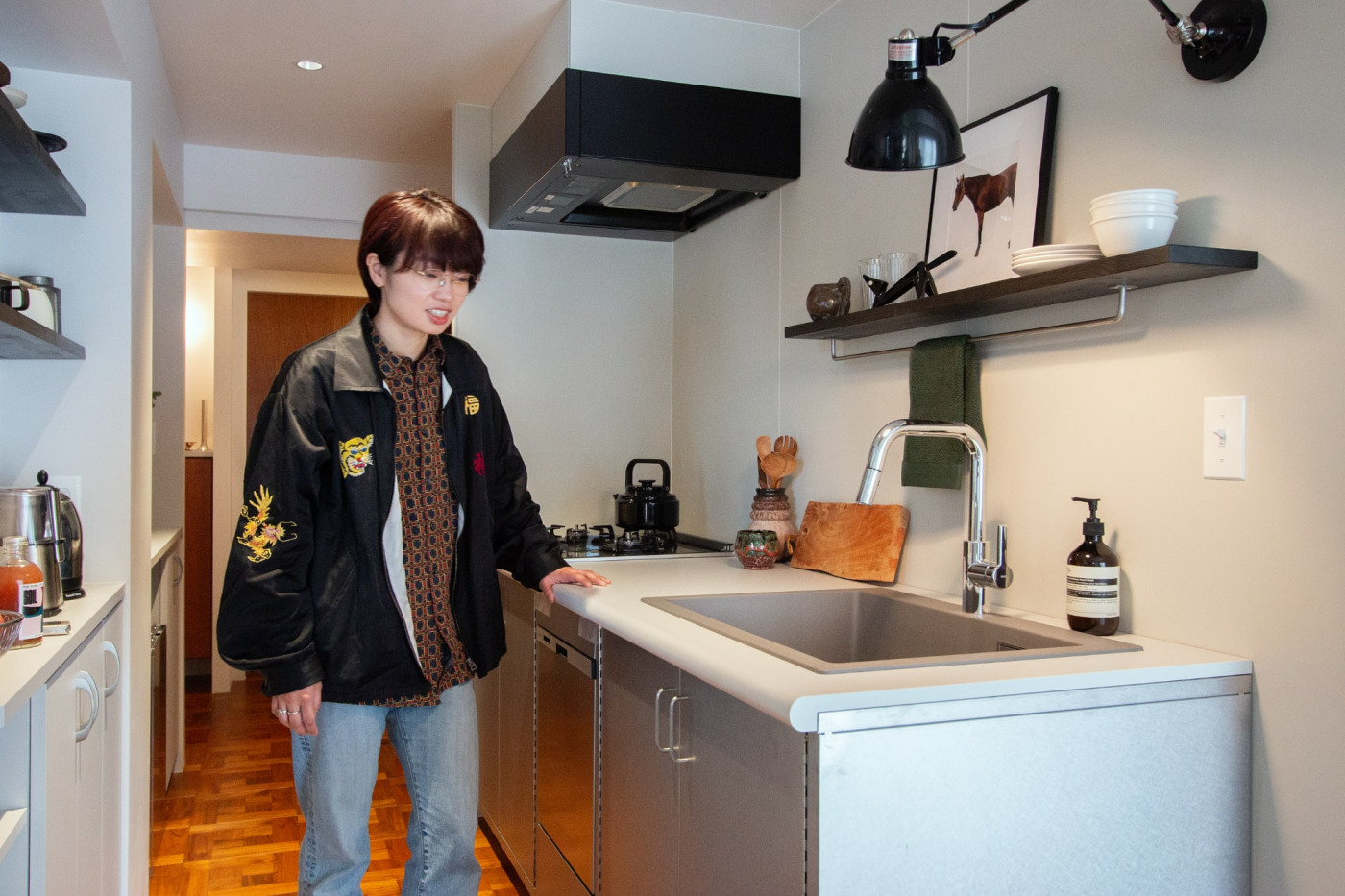 作図担当の東と何枚も図面を描いて検討したキッチンは、思い入れもひとしお。