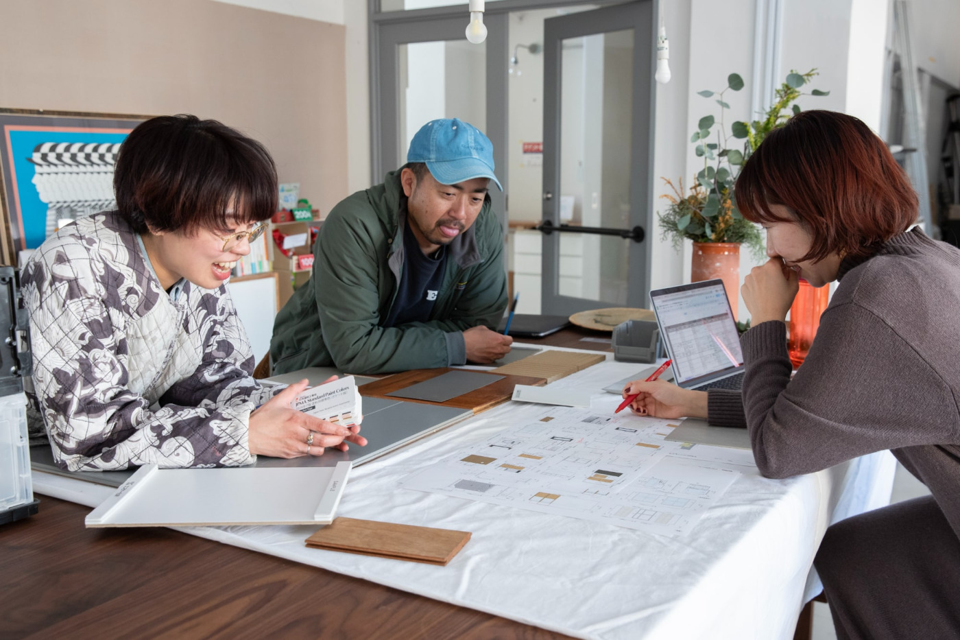 設計打ち合わせのひとコマ。開発中アイテムを実際の空間に取り入れることは、設計過程での気づきや学びも多くありました。