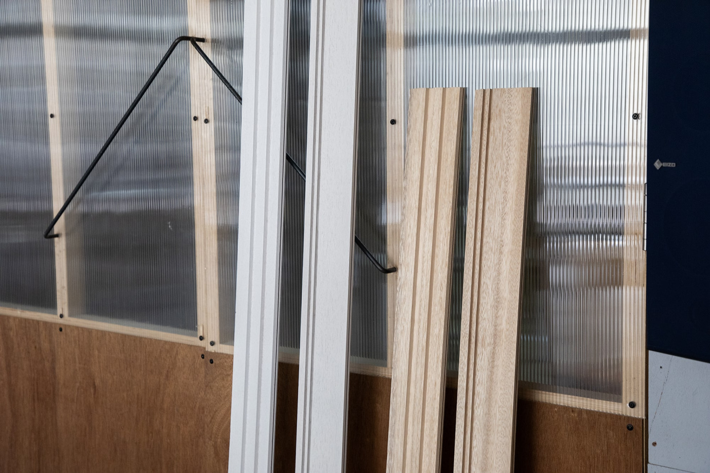 『スリットパネル』のデザインは2種展開の予定。現在、塗装下地を追求中。