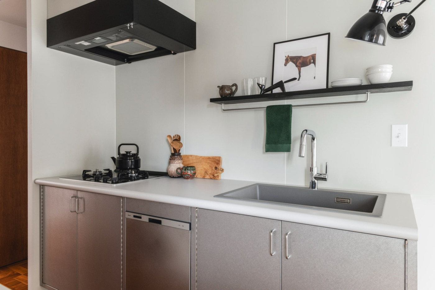 棚板の下に取り付けたのは、『ハンガーバー』。（撮影：山下弘毅）