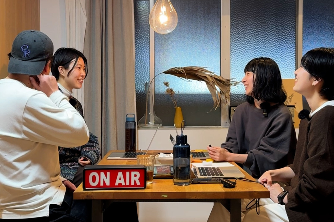 施工チームで窓周りこだわり強めなとくちゃん（左上）、施工チームでラヂオをやるのが長年の夢だったモリソン（左下）、PRチームで器・古物好きながんちゃん（右上）、PRチームで新卒4年目。このラヂオのMCしもむー（右下）。