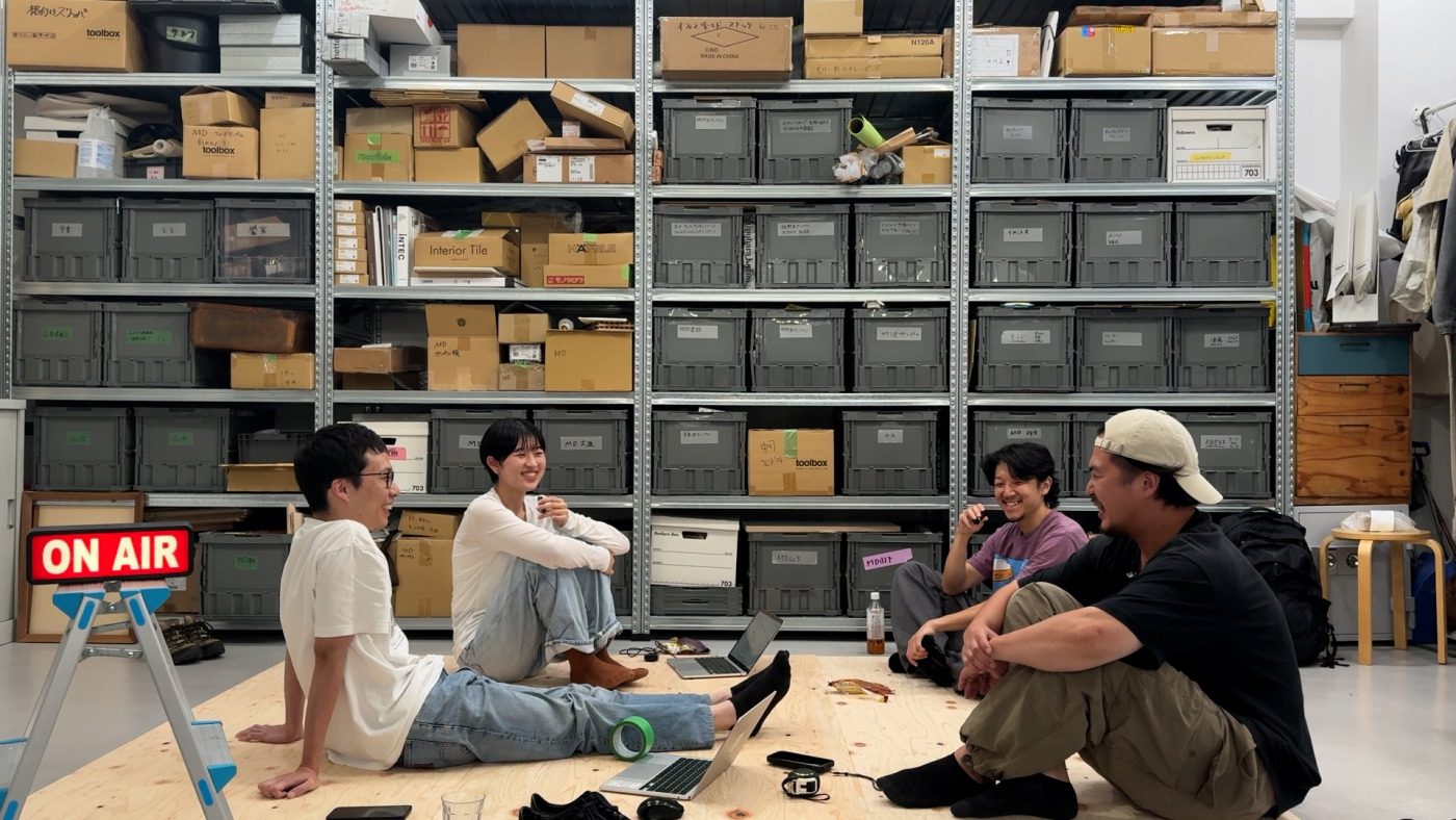 施工チームで自宅を本格DIYしたサギー（左下）、システムチームで賃貸の家をいじりながら暮らすヒラティー（右上）。この日は急遽改装中のオフィスに合板を敷いて収録しました。