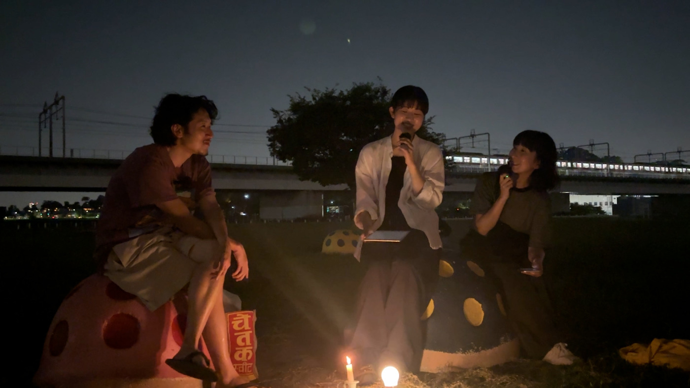 河川敷で夜風に吹かれながら収録をした日も。今後も色々な場所からお届けしていきたいと思います。（#14「家の階段の怪談？」より）