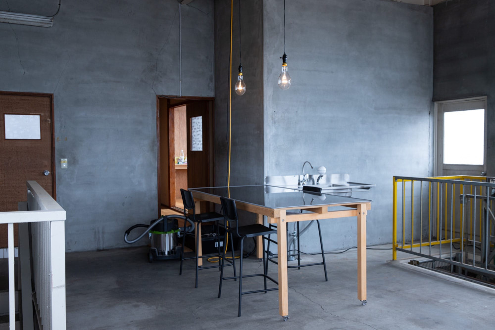 日常の延長にあるセカンドハウス。倉庫リノベと車DIYで育む「家族と個人」のいい関係。