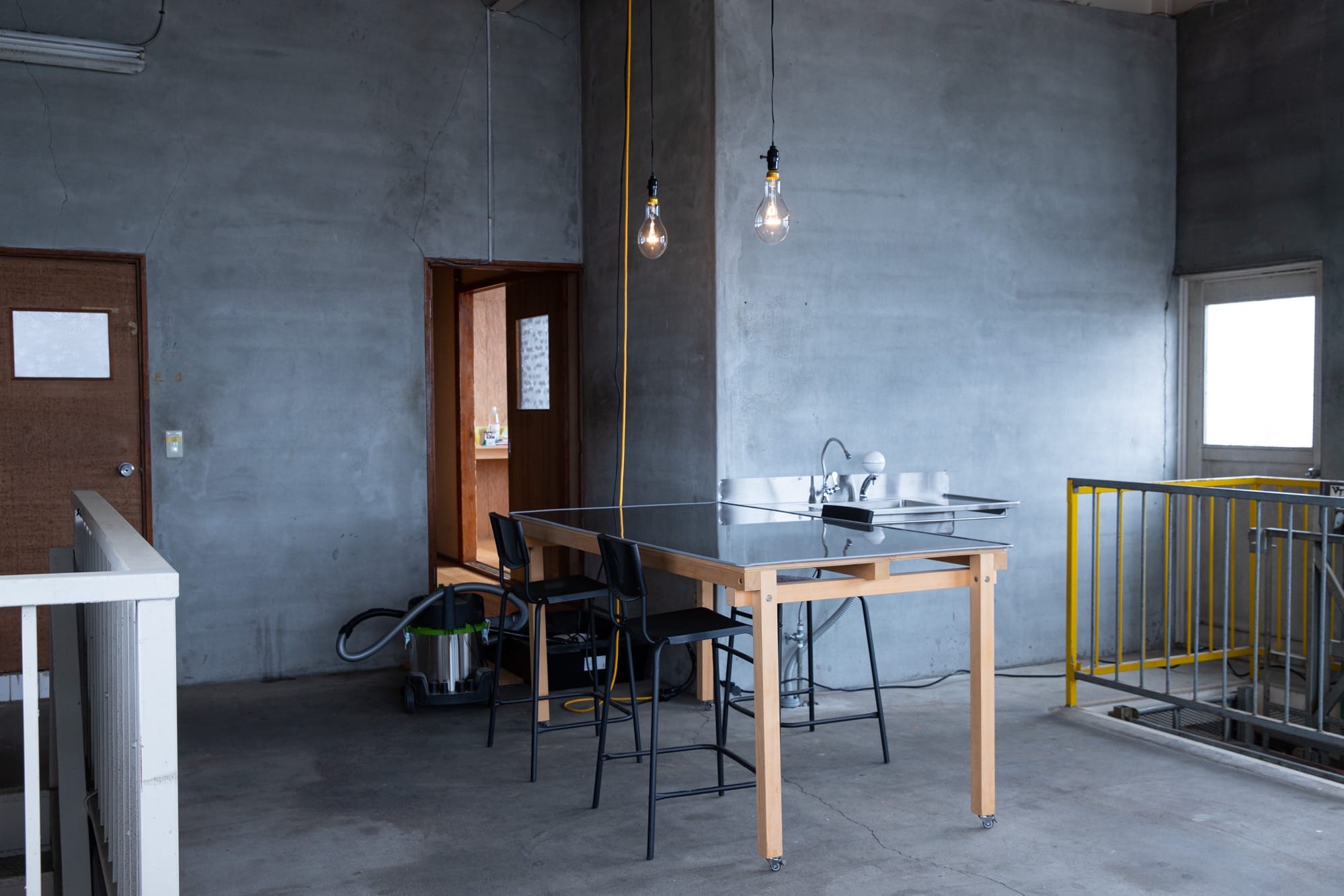 日常の延長にあるセカンドハウス。倉庫リノベと車DIYで育む「家族と個人」のいい関係。