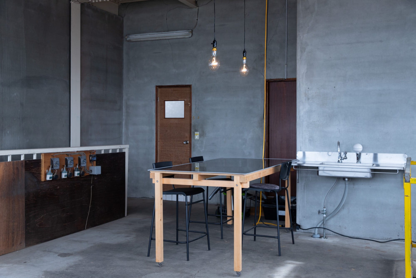 日常の延長にあるセカンドハウス。倉庫リノベと車DIYで育む「家族と個人」のいい関係。3