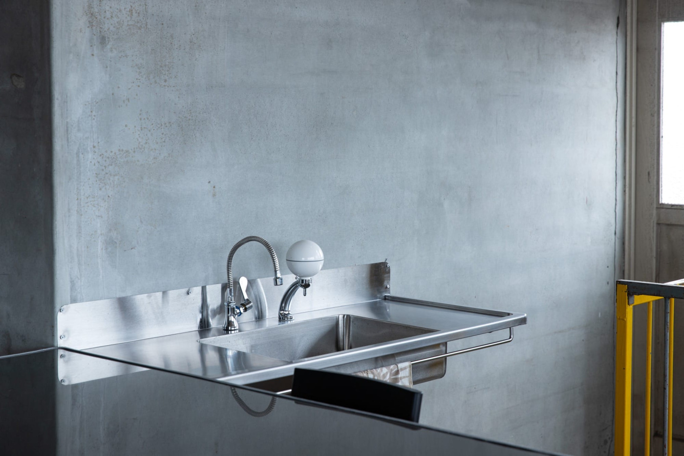 日常の延長にあるセカンドハウス。倉庫リノベと車DIYで育む「家族と個人」のいい関係。11