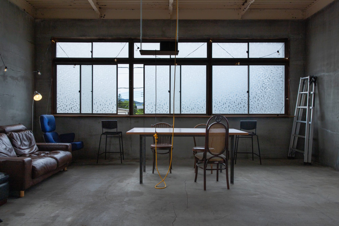 もちろんワイヤーで吊ってるだけでなく、窓枠でも天板の一部を支えてます。