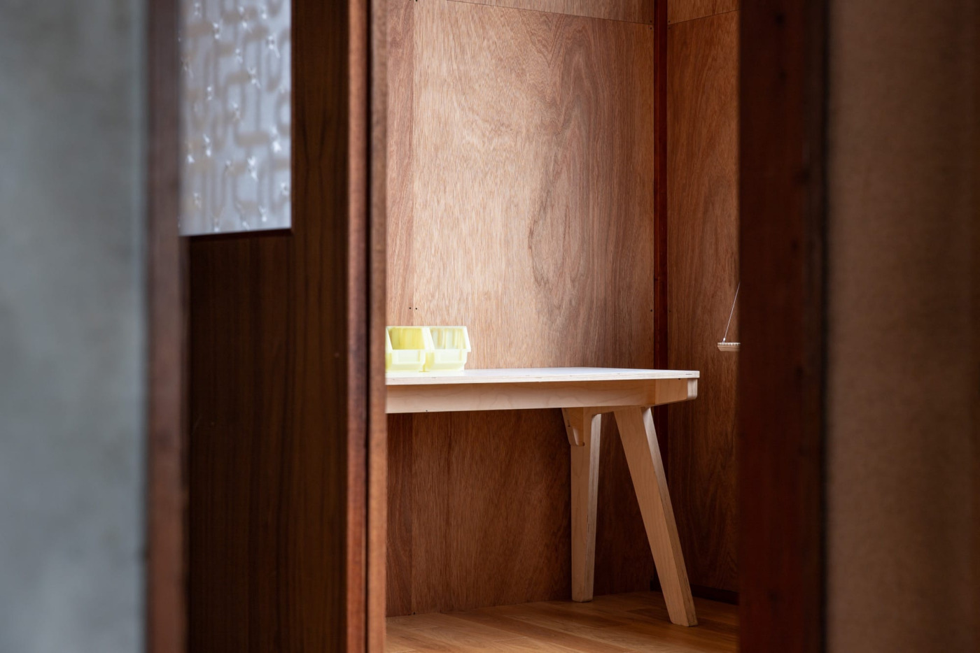 元の床の上から『イージーロックフローリング』を敷きました。足元が揃って一体感が生まれた気も。視線の先にある『CNCオーダー家具』は作業台として機能。