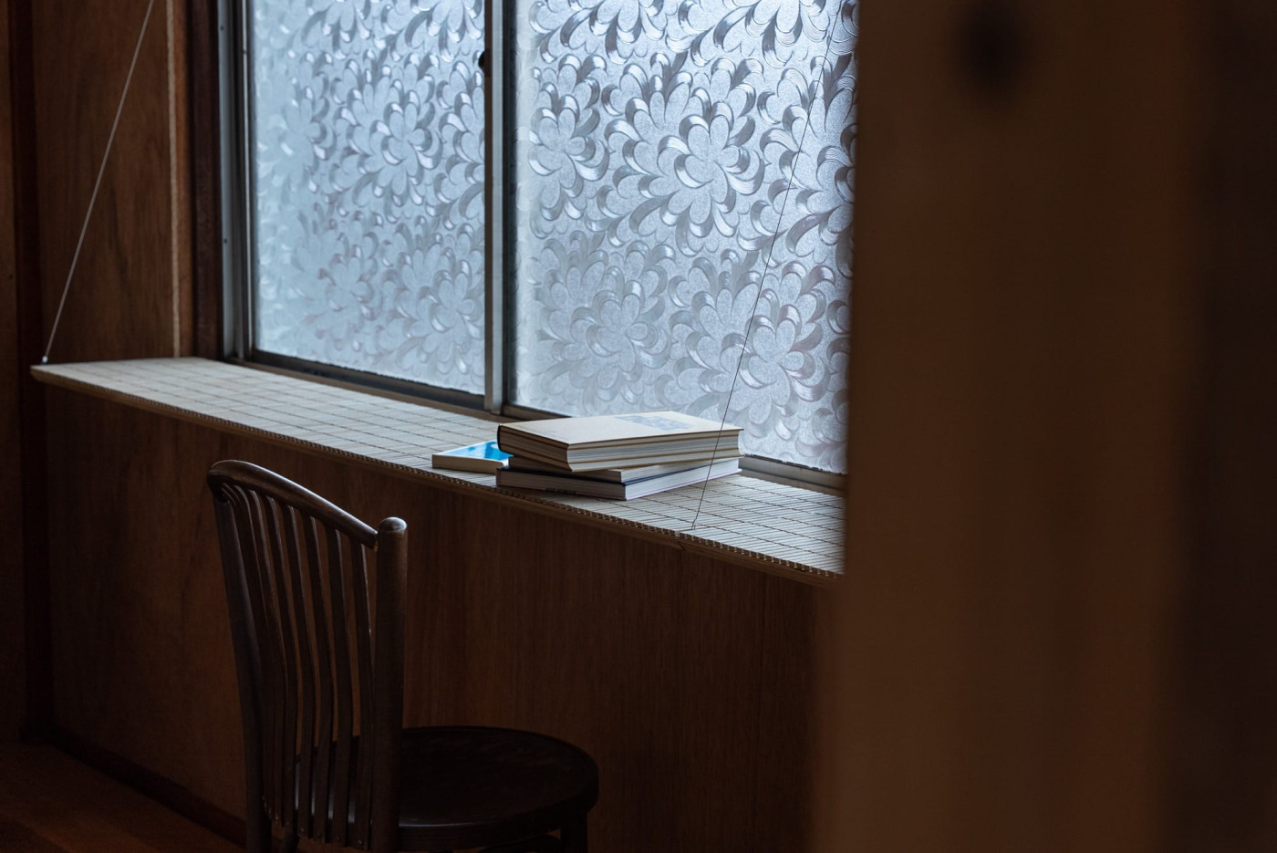 選んだのは、ざらりとした質感の「外」を感じるタイル。