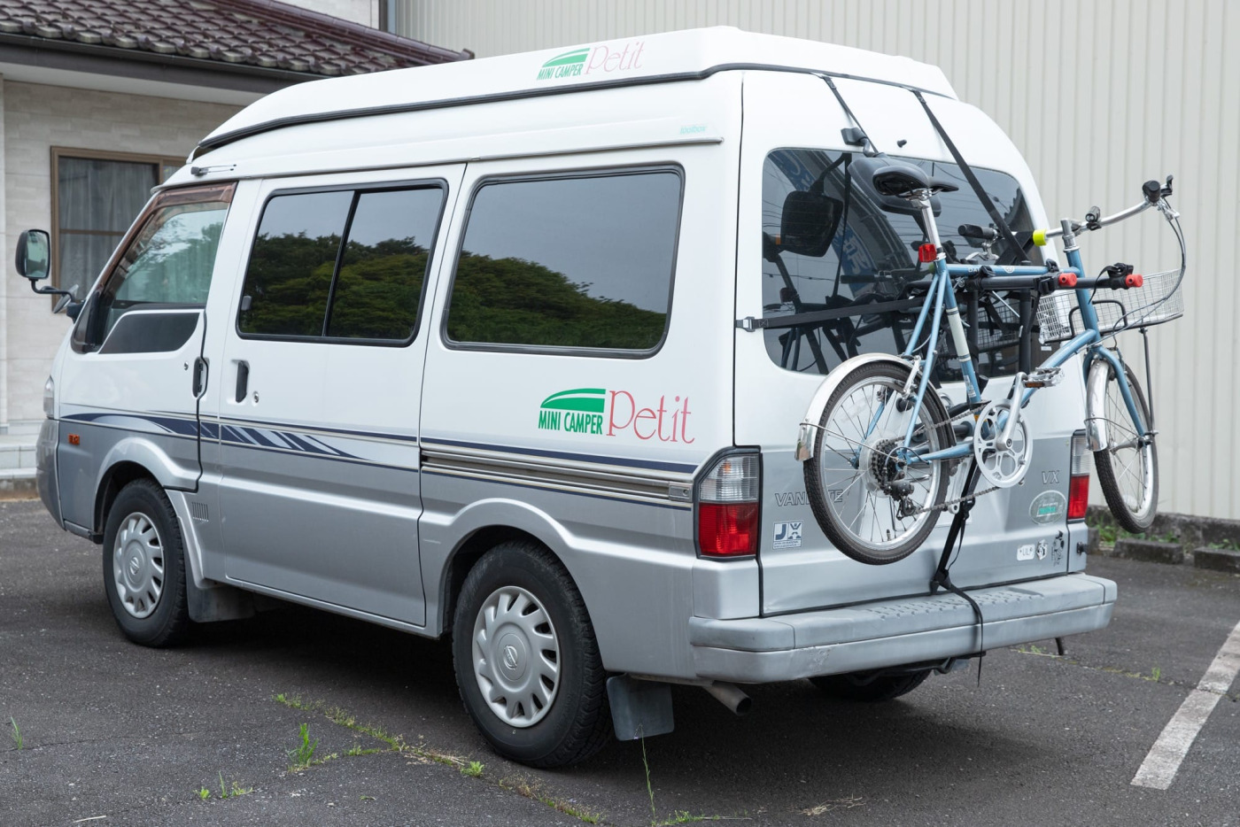 日産バネットをベースに、ポップアップルーフを付け、内装をキャンピングカー仕様にした車両です。