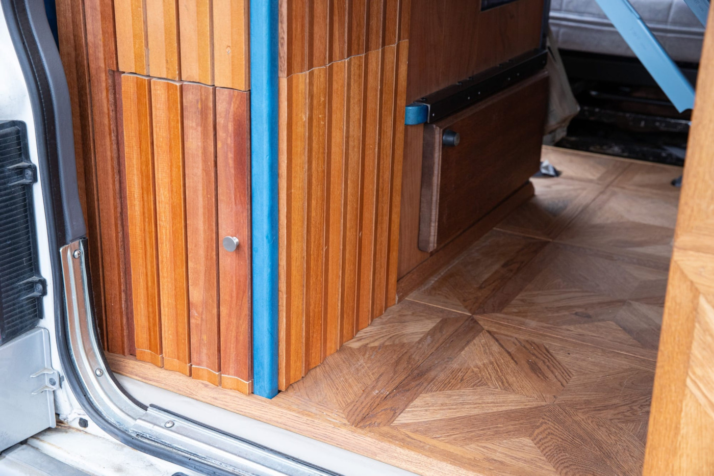 「アイアン塗料」のダークブルーを塗りました。水タンクを収める扉には『T番把手』を。