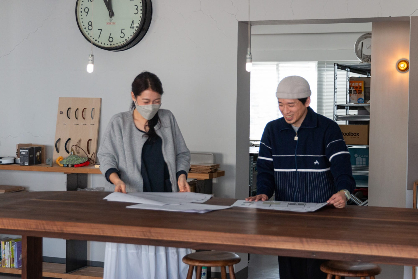 パーツひとつひとつの配置を緻密にシミュレーションしてくれるみのりさん（左）と、出てきたアイデアを元に、ささっと手書きでスケッチを起こしてくれるやいちゃん（右）