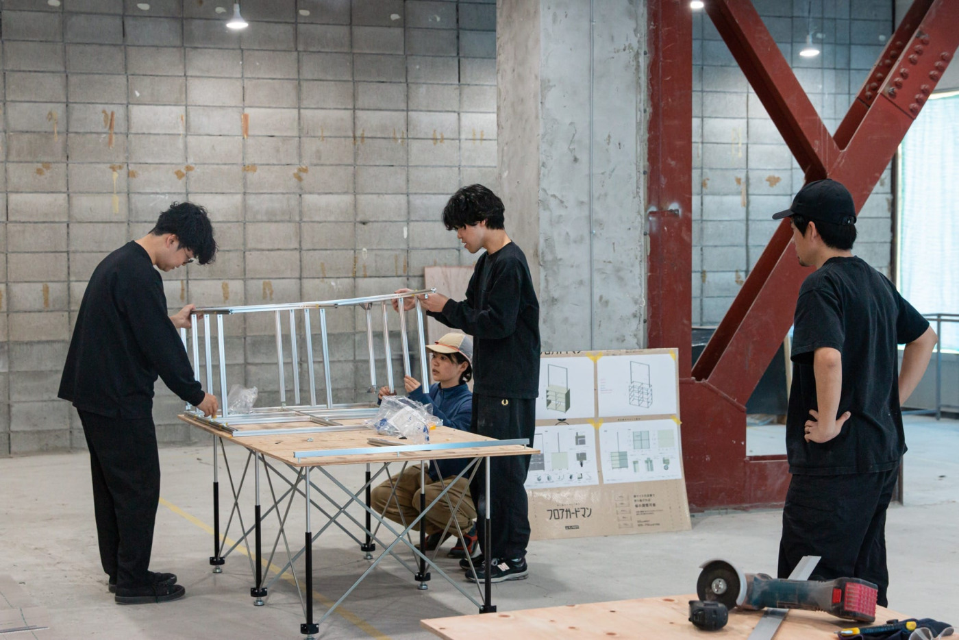 なぜかこの日は、示し合わせたかのような黒子スタイル。舞台美術さんに見えてきました。