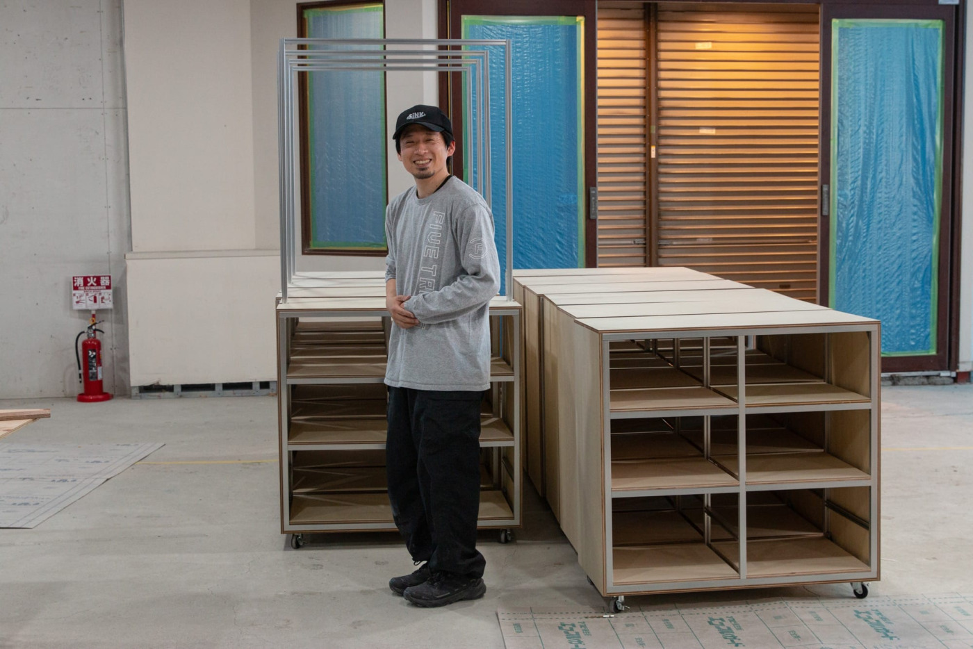 なぜかオバショットで応えてくれた、什器の設計主やいちゃん。自宅では実際に飾り棚として、この組み合わせの什器を自作し使っているのだとか。