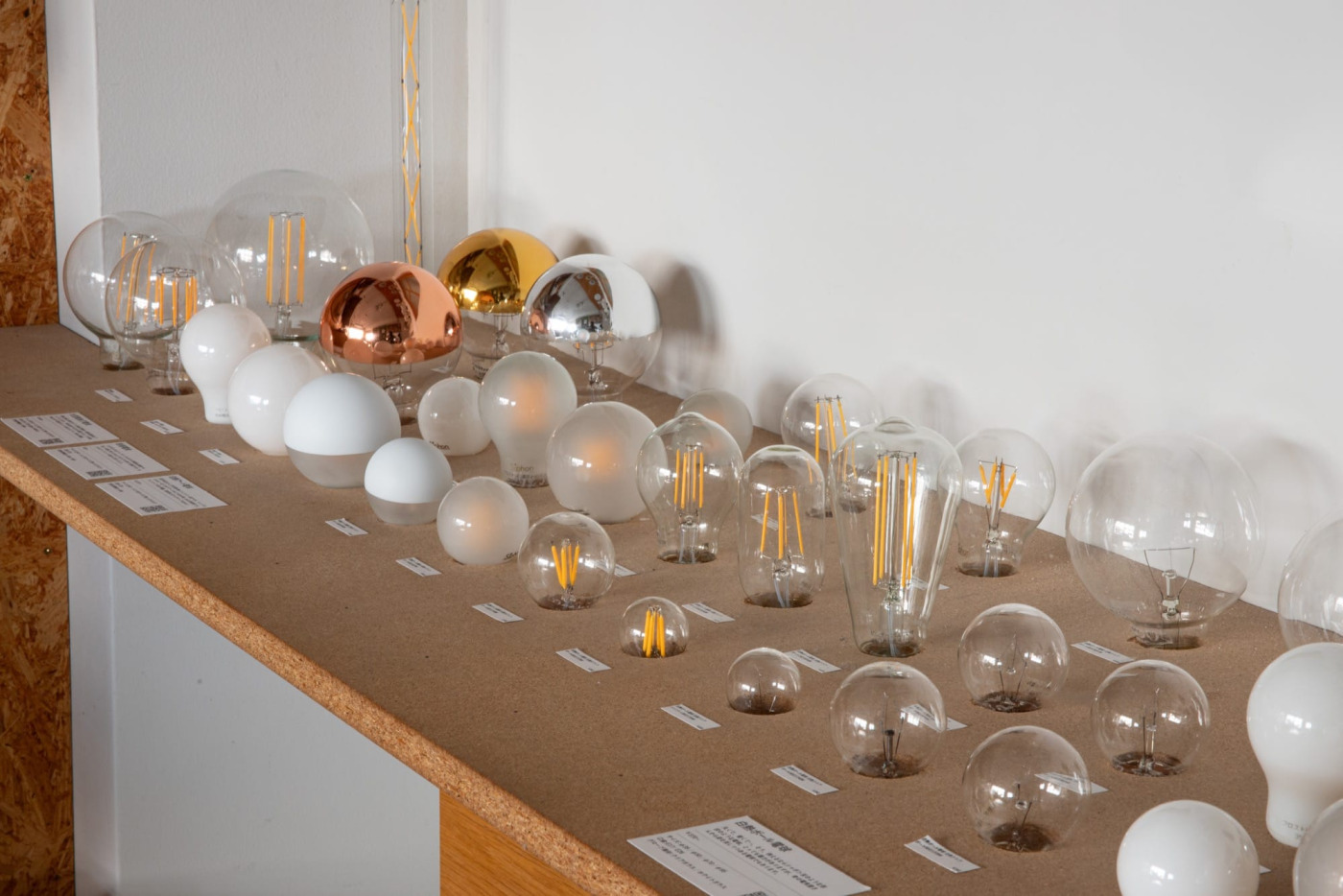 実際の光り方を自分で試せる、ショールームでも人気の電球コーナーを、今回の会場にも持ち出します！