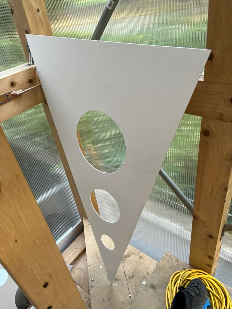 板を三角に切り出して、カッターで丸く切り抜いてペンキで白に。地味に大変なDIY。穴は内部に綿を詰めるよう。