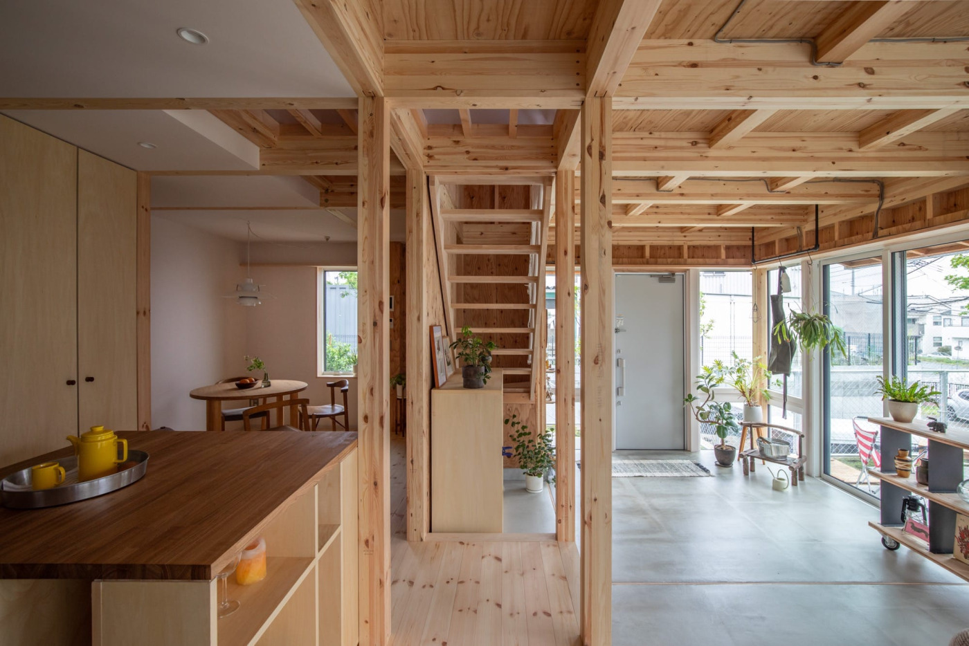 半屋外の土間リビング!? カスタムして暮らす、木造スケルトンの新築戸建25