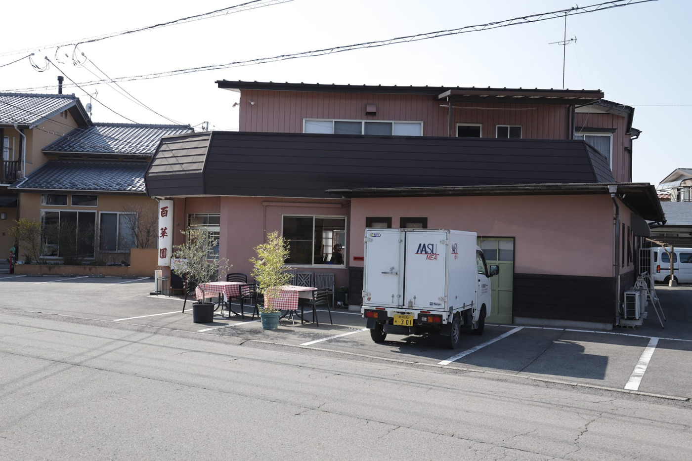 2階からピンクの外観がかわいい「百華園」さんの眺め。