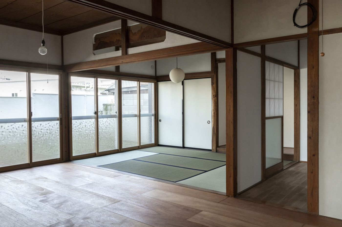 奥には畳の和室が。