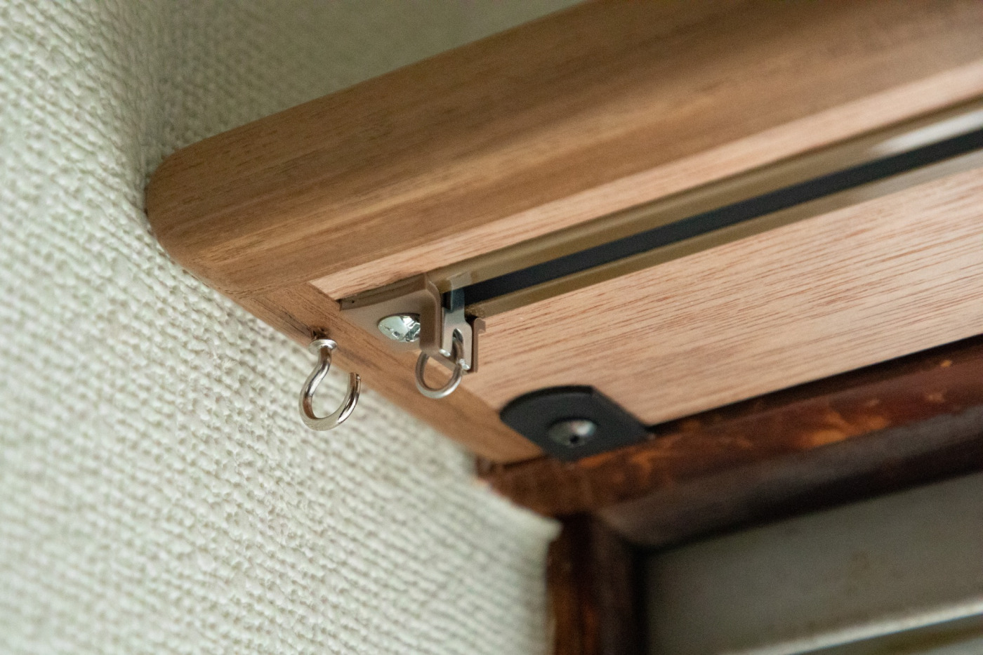 窓辺に雑貨をちょい置きしたい。実家のカーテンレールを『木製カーテンレール』に変えてみた！71