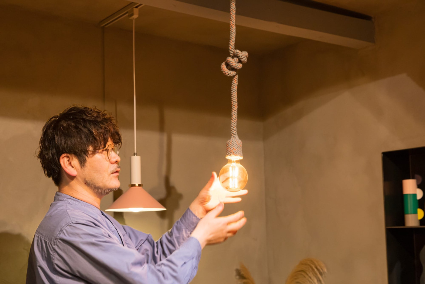 これはまた、電灯器具らしからぬ、ぬいぐるみのような愛らしさ！ただこれは電球の熱がこもるため安全面からボツに。「電気用品の厳しい検査基準など、照明特有の難しさを痛感した」と当時を振り返ります。
