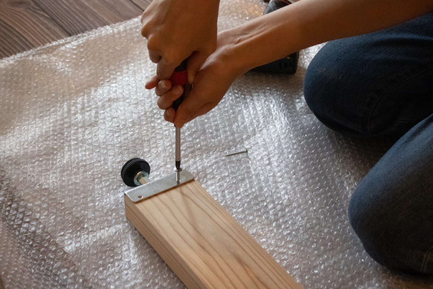 2×4材はそんなに固くないので、手回しのドライバーでも回せました。
