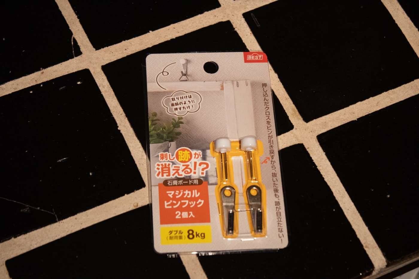 こちらの石膏ボードピンを使いました。フックの厚みが5mmと結構あるので、針が長めで強度を考慮し2本のタイプをチョイス。取り付けるパーツに合わせて選びましょう。
