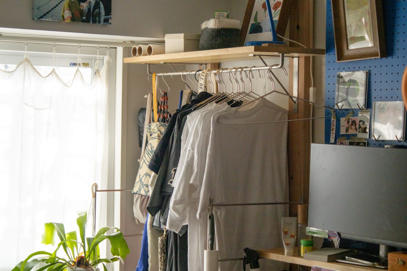 バッグ、ベルト類の小物と軽めのTシャツを掛けて収納。