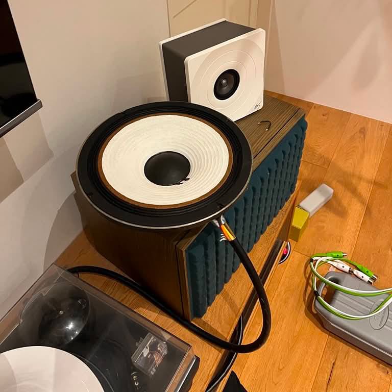 スピーカーユニットにケーブルを繋いで音をだしているところ。（注：これはフルレンジのスピーカーユニットではありません）
