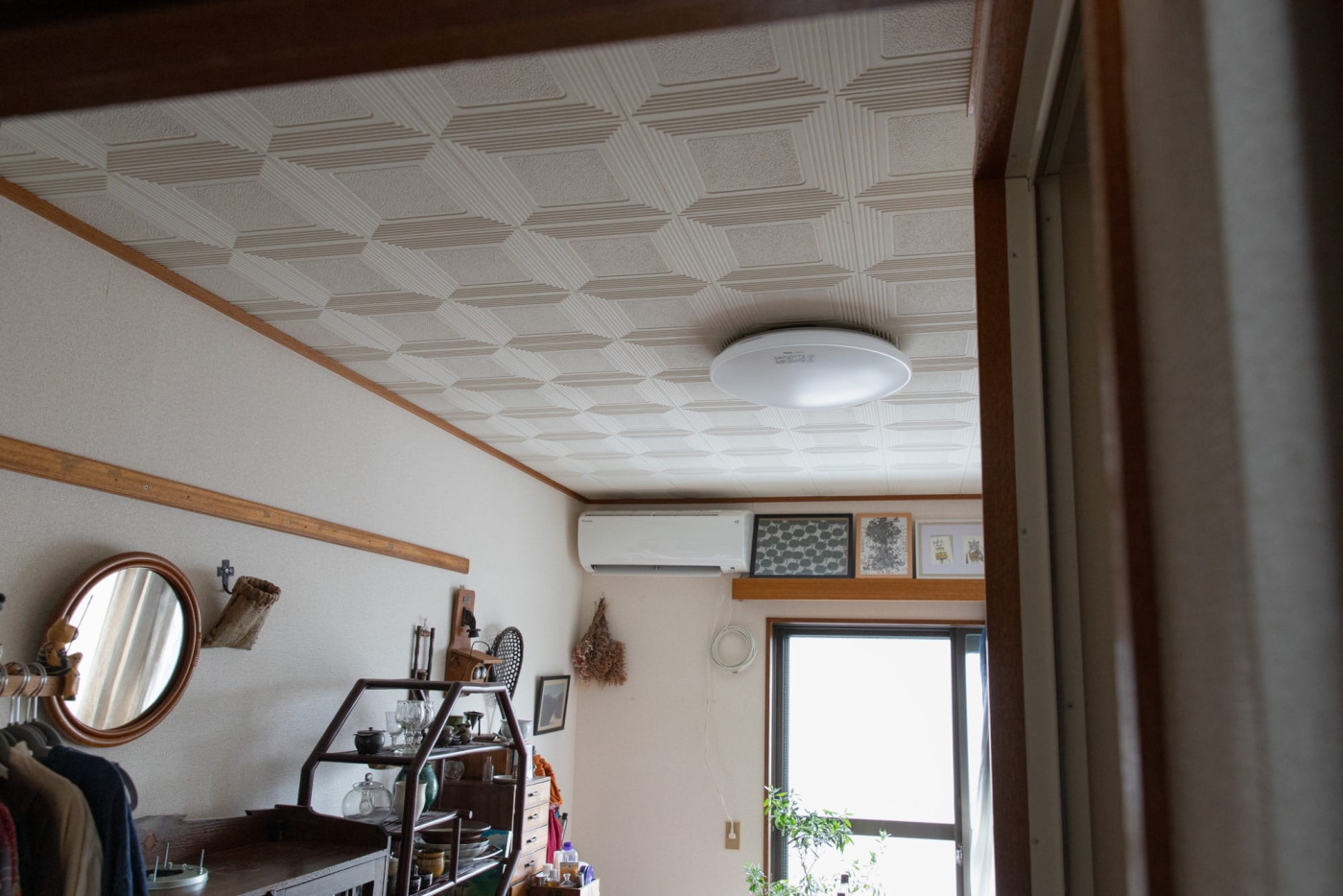 お気に入りのクラシカルなレリーフ天井。その真ん中にいる、無機質で存在感抜群な照明だけは、古道具が並ぶ我が家ではどうしても好きになれませんでした……。