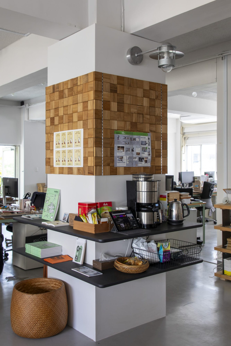 オフィス中央のカフェコーナー。黒い棚板で柱の3面を使い分け。右のコーヒーサーバーの面だけ奥行きを深くしてD280（天板D400mm）に。
