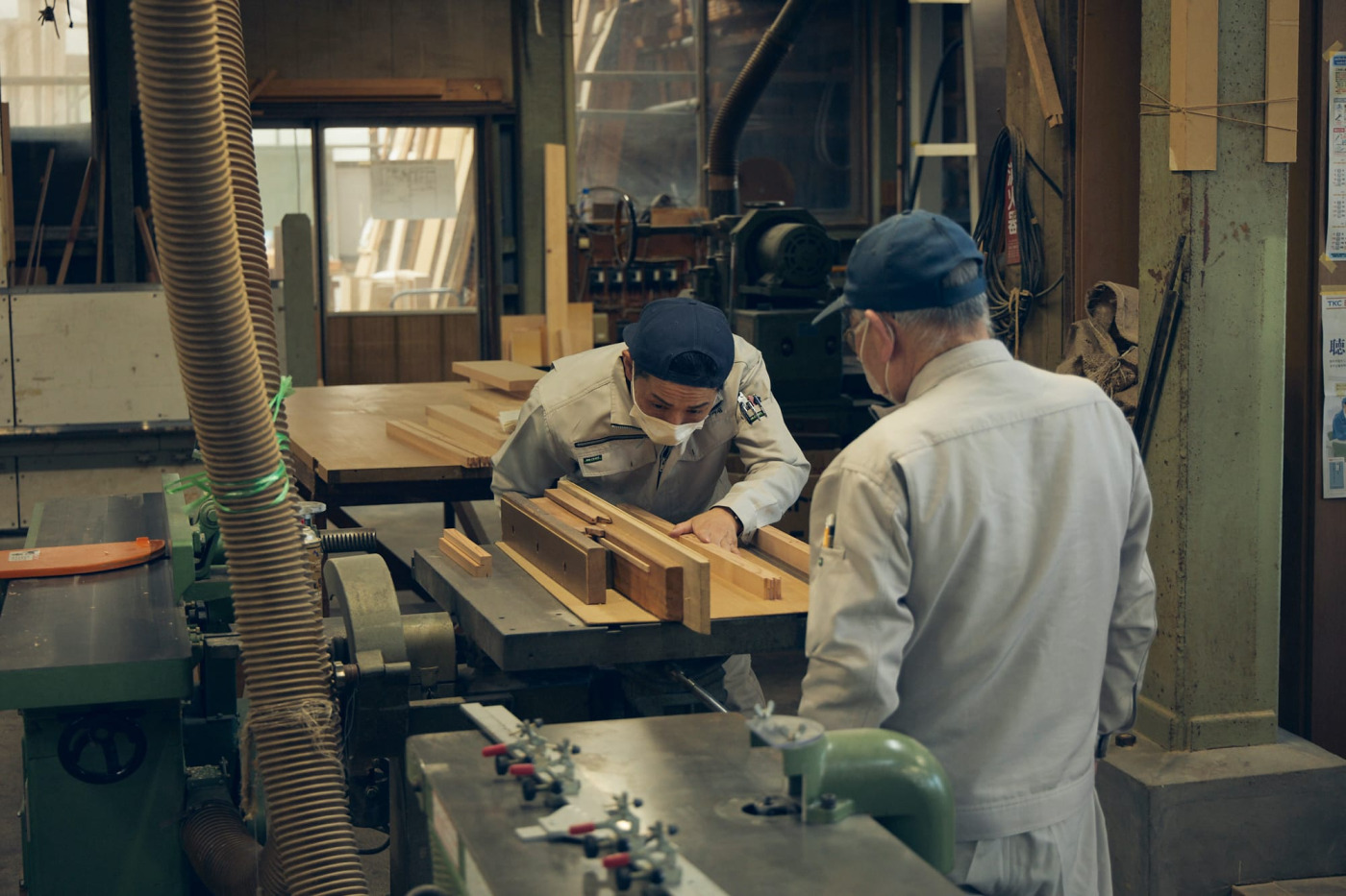 家具業界から転職した若手職人さん。建具は最初から最後まで自分一人でつくれるところにやりがいを感じているそう。（撮影：Masanori Kaneshita）