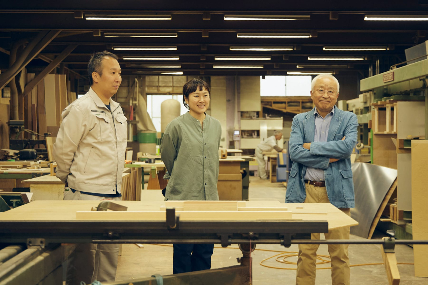 （左）息子の晴紀さん（右）父の優晴さん。真ん中は日々注文の担当をしているtoolboxスタッフの稲垣。（撮影：Masanori Kaneshita）