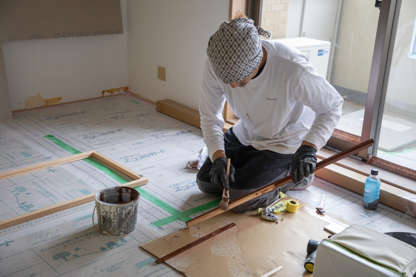 塗装職人さんに「木製ガラス窓」を塗ってもらった。隠れる部分まで綺麗に塗装する現場のひと工夫46