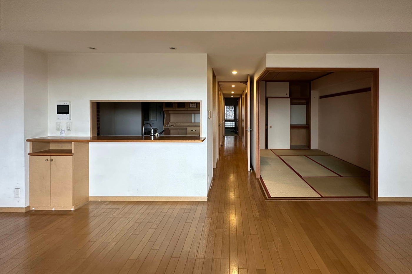 工事前のお部屋。左手にキッチン、右手に和室と一般的に良くある間取りタイプです。