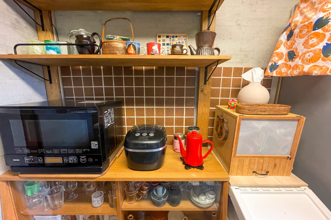 突っ張り柱と棚板は、置き家具に合わせて、アンティークワックスで色付け。右の食材入れの木のBOXも蓋部分だけDIY。