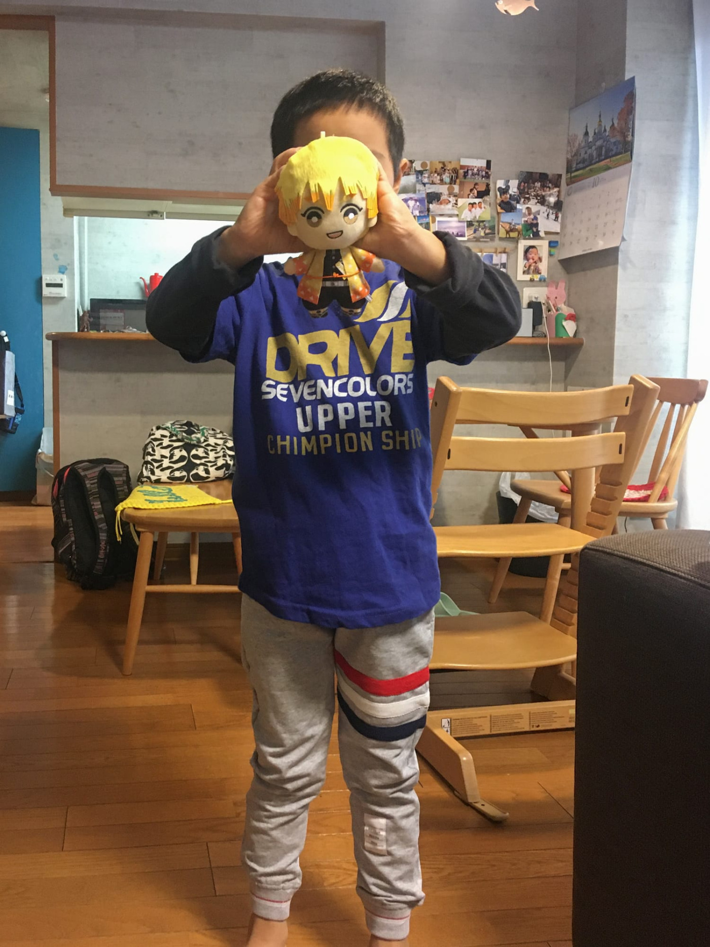唯一手元にあったというビフォー写真。善逸が気になるところですが、キッチンのカウンターの奥の壁にご注目。何もなく殺風景なのが分かります。