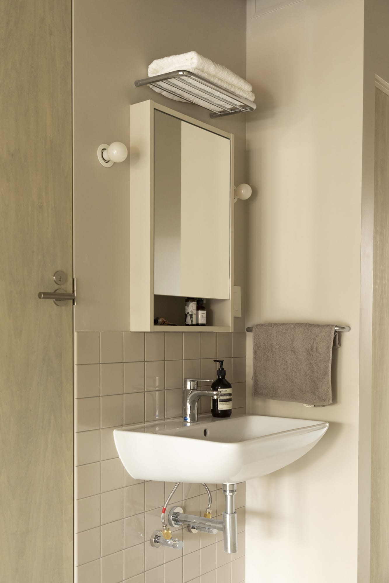 扉の奥はトイレに。枠なしのすっきりした納まり。
