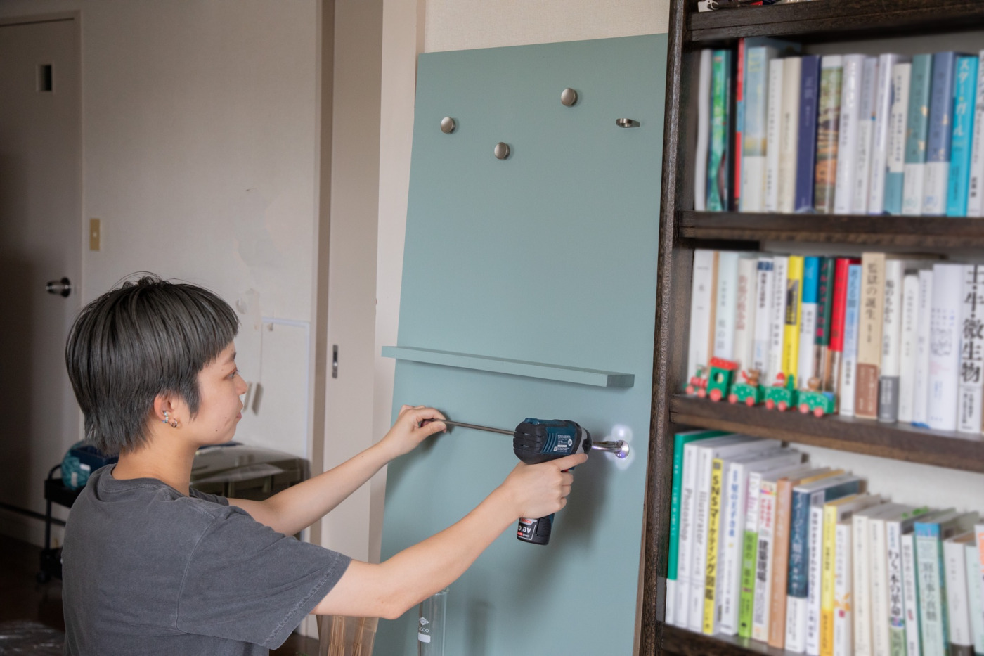 壁に穴を開けない「壁面収納DIY」。賃貸でもできる、立てかけ収納をつくってみた！83