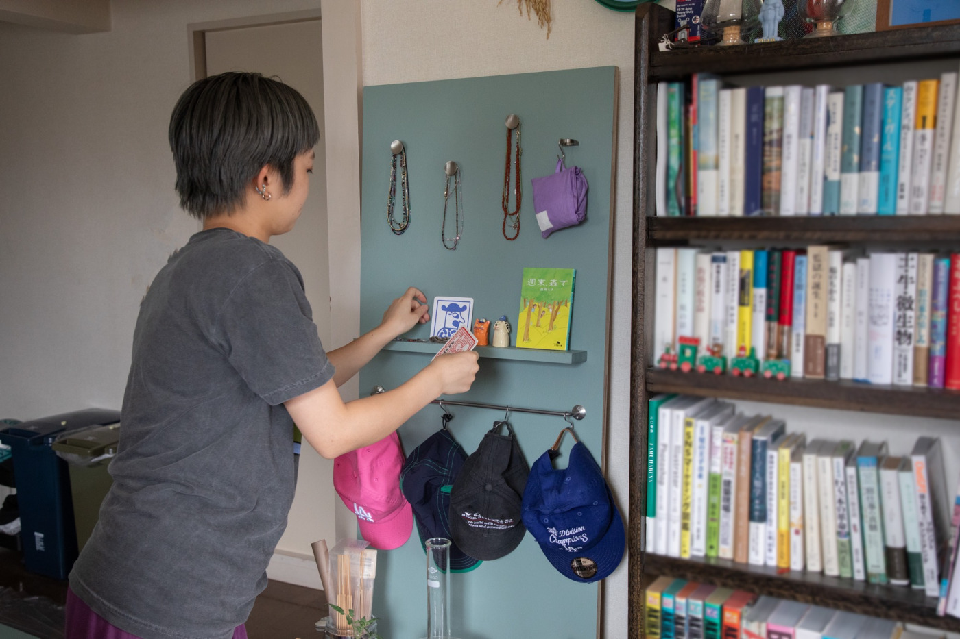 壁に穴を開けない「壁面収納DIY」。賃貸でもできる、立てかけ収納をつくってみた！90