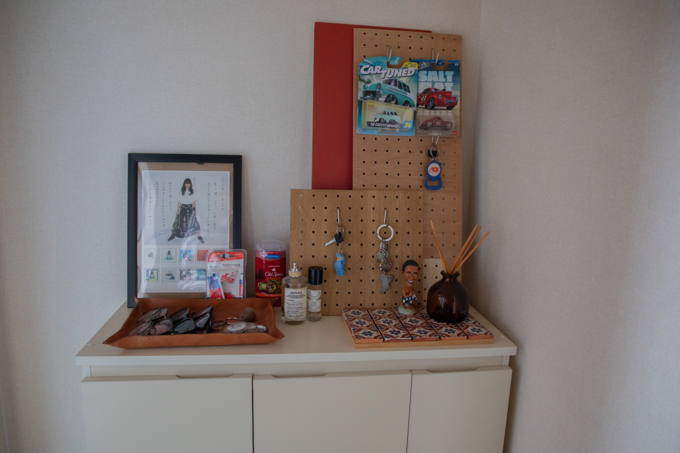 壁に穴を開けない「壁面収納DIY」。賃貸でもできる、立てかけ収納をつくってみた！100