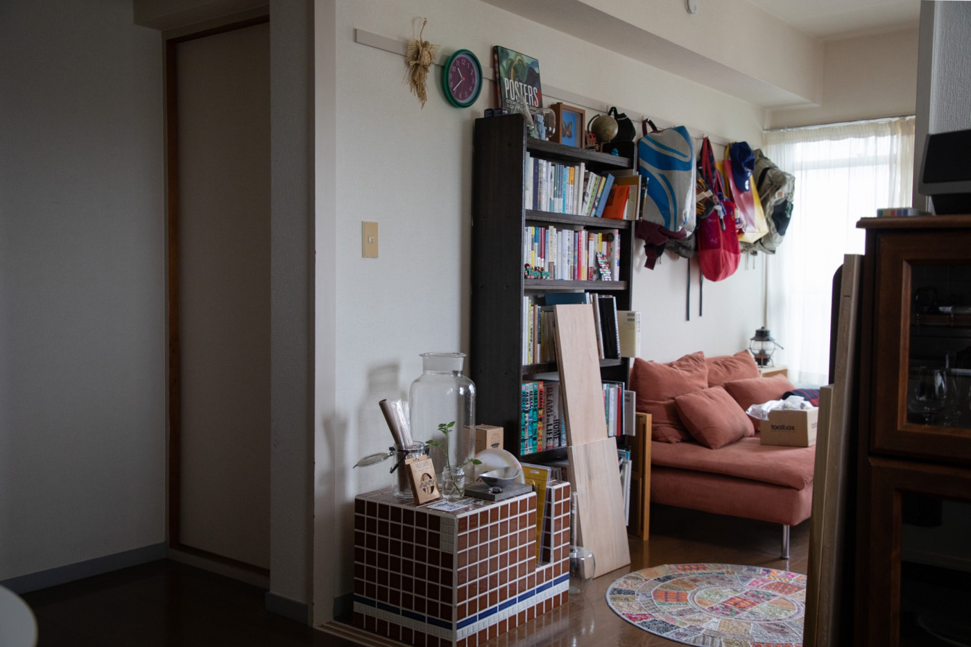 壁に穴を開けない「壁面収納DIY」。賃貸でもできる、立てかけ収納をつくってみた！3